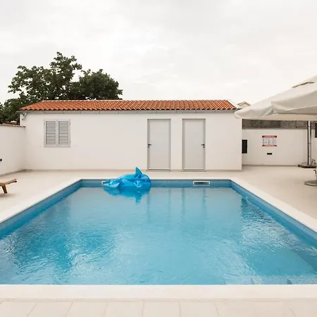 - Luxury With Private Pool *