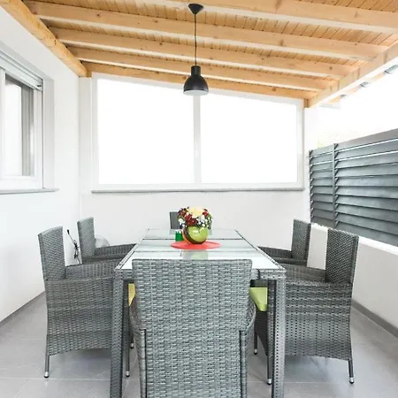 - Luxury With Private Pool Apartment Zadar